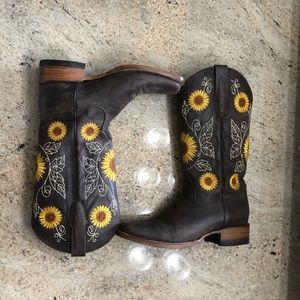 Size 9 1/2 sunflower boots